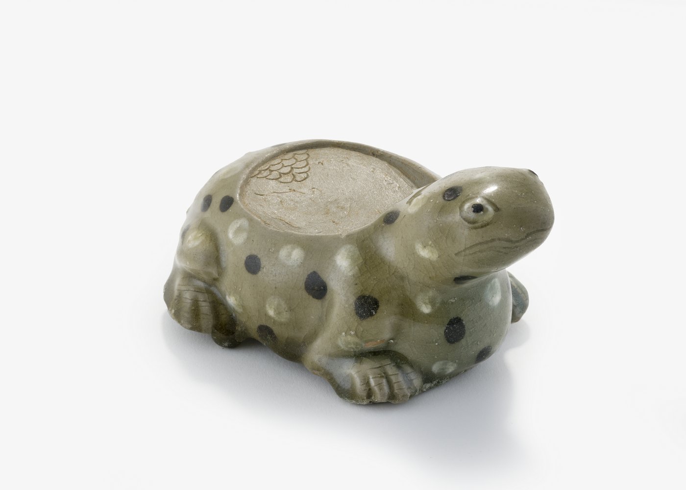 본문 이미지 -  청자 퇴화문두꺼비모양 벼루. (국립해양문화재연구소 제공) 