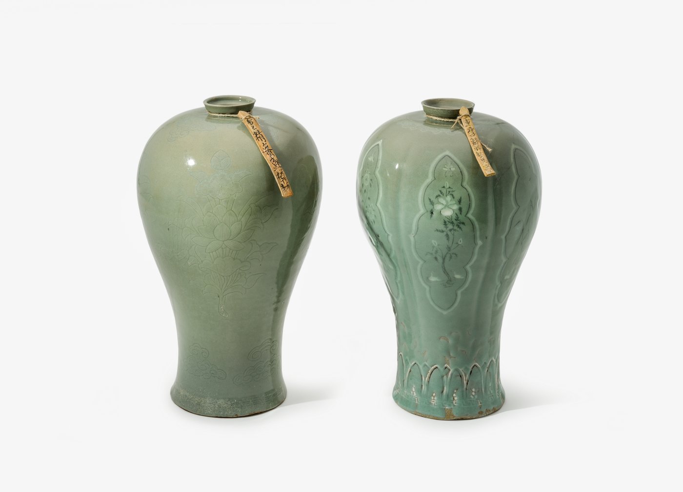 본문 이미지 - 청자 음각연화절지문 매병 및 죽찰(왼쪽)과 청자 상감국화모란유로죽문 매병 및 죽찰.(국립해양문화재연구소 제공)