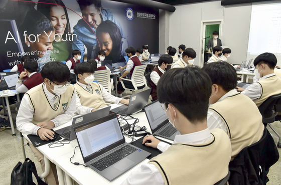 고등학생 47.7% "공부할 때 AI 쓴다"…주 1회 이상 활용