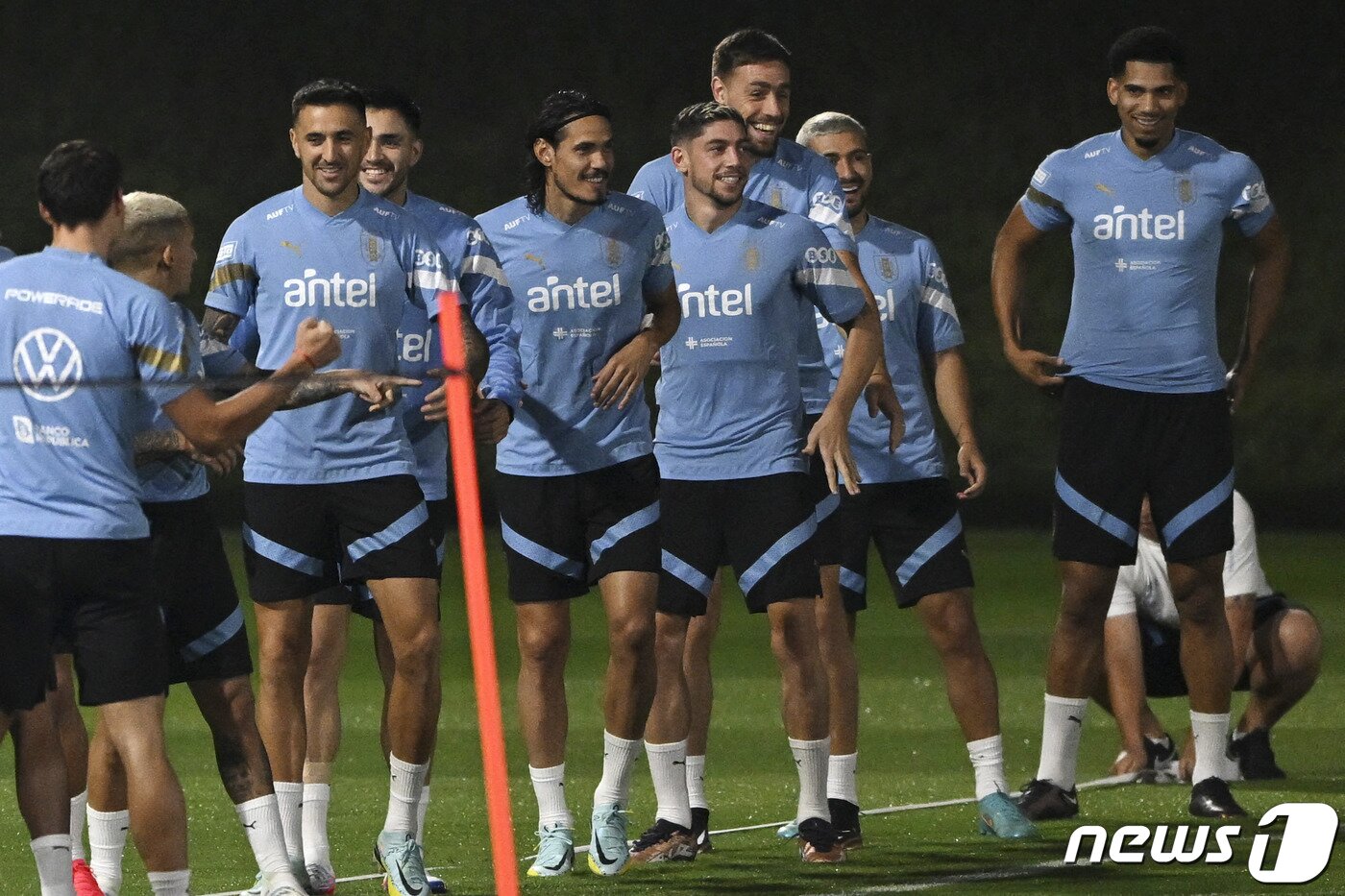 본문 이미지 - 22일(현지시간) 2022 월드컵이 개최되는 카타르 도하의 경기장에서 우루과이 대표팀 선수들이 축구 연습을 하고 있다. 우루과이는 한국 시각으로 오는 24일 오후 10시에 대한민국과의 축구 경기를 앞두고 있다. ⓒ AFP=뉴스1 ⓒ News1 임세원 기자