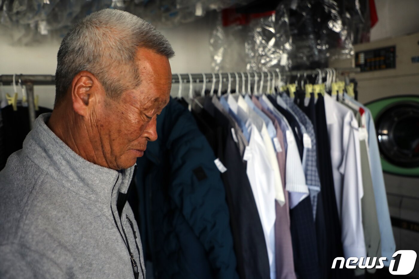 본문 이미지 - 23일 오전 전남 완도군 금일면 화목리에서 만난 세탁소 주인 김상순씨&#40;70&#41;가 불가피한 영업 중단에 따른 힘겨움을 토로하고 있다. 김씨가 거주하는 금일도에는 지난 7일부터 제한급수&#40;2일 급수, 4일 단수&#41; 조치가 내려져 있다. 2022.11.23/뉴스1 ⓒ News1 이수민 기자