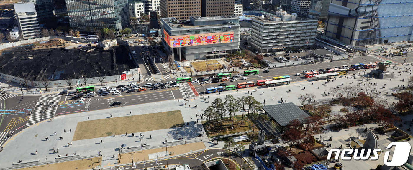 (서울=뉴스1) 김명섭 기자 = 서울시는 지난 22일 광화문광장 자문단 회의를 열고 붉은악마가 제출한 광화문광장 사용허가 신청을 조건부로 허가했다.사용 기간은 23일부터 내달 3일 …