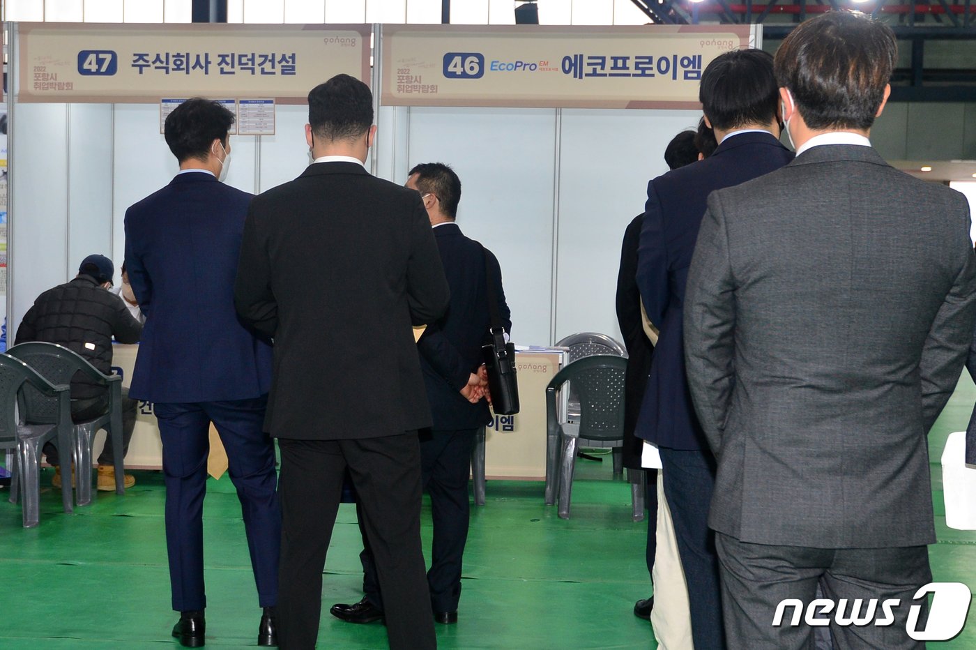 본문 이미지 - 23일 오후 포항시 남구 만인당에서 열린 2022 포항시 취업박람회에서 구직자들이 현장면접을 대기하고 있다. 이번 취업박람회에는 에코프로이엠 등 54개 업체가 참여해 현장 면접으로 진행한다.2022.11.23/뉴스1 ⓒ News1 최창호 기자