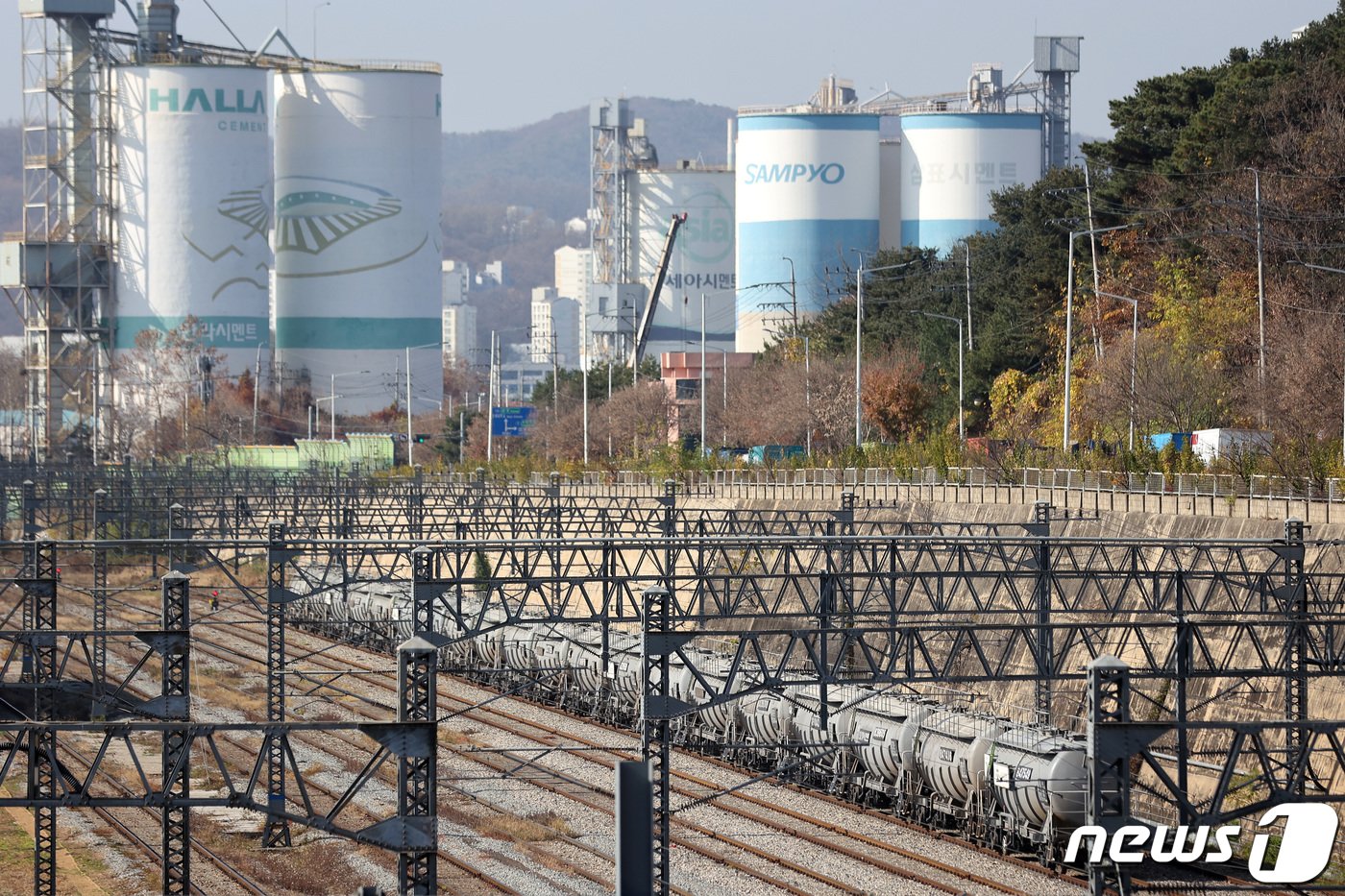 경기도 의왕 오봉역에 멈춰선 시멘트 운반 열차 2022.11.23/뉴스1 ⓒ News1 조태형 기자