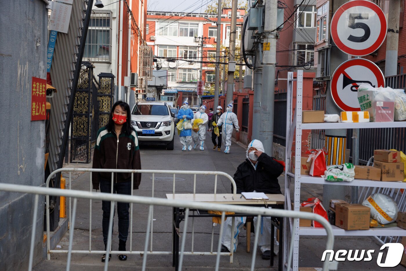 본문 이미지 - 코로나19 확진자가 급증하고 있는 중국 베이징에서 23일 방역요원들이 방역복을 입고 봉쇄된 주택가에서 이동하고 있다. ⓒ 로이터=뉴스1 ⓒ News1 최종일 기자