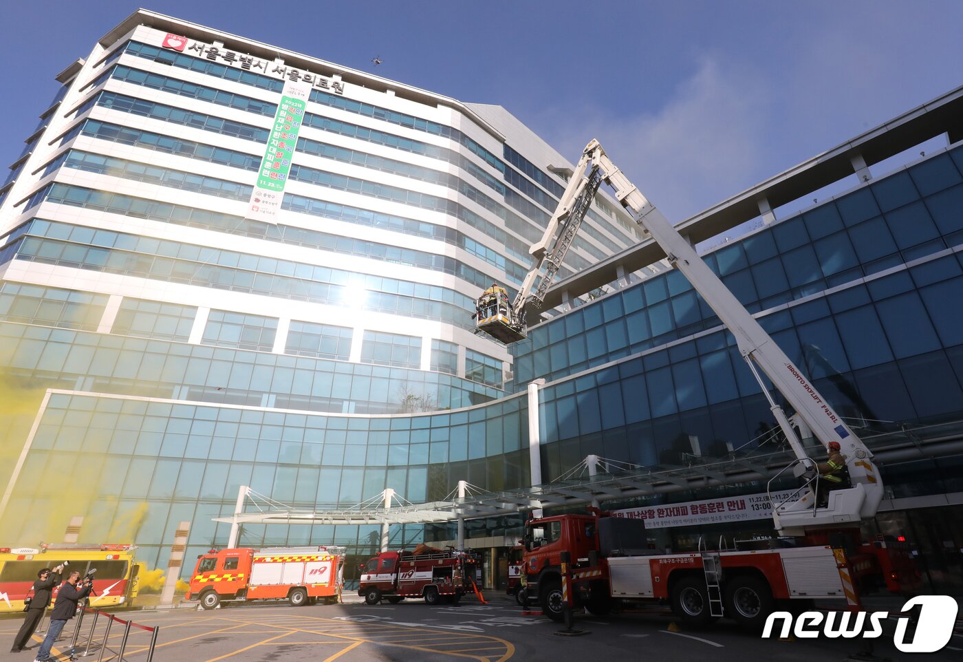 본문 이미지 - 23일 오후 서울 중랑구 서울의료원에서 열린 '재난대응 안전한국훈련'에서 소방대원들이 굴절차를 이용한 인명구조 훈련을 하고 있다. 2022.11.23/뉴스1 ⓒ News1 송원영 기자