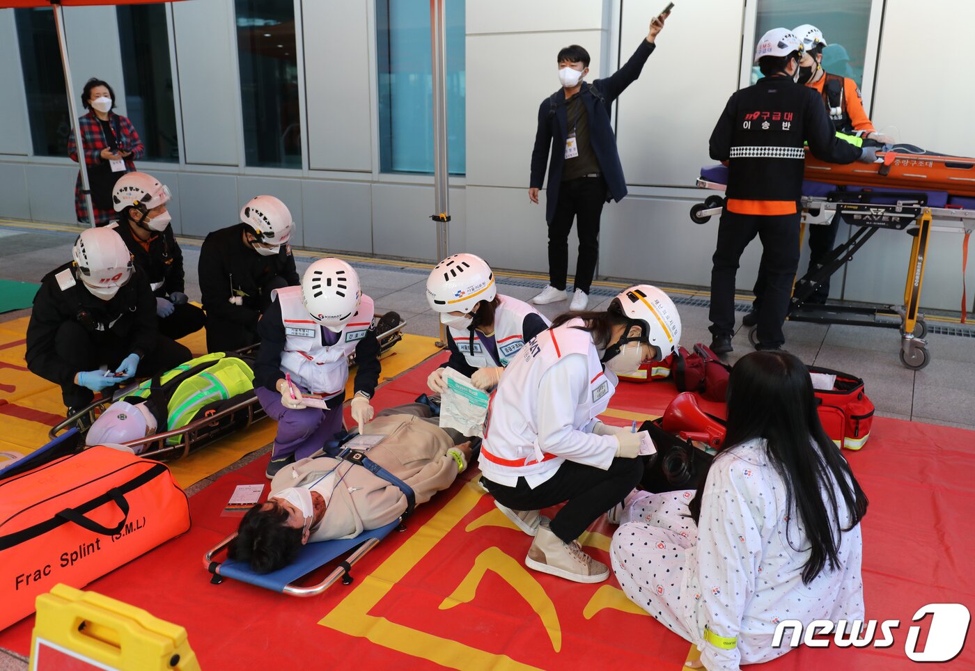 본문 이미지 - 23일 오후 서울 중랑구 서울의료원에서 열린 '재난대응 안전한국훈련'에서 소방대원 및 구급대원들이 인명구조 훈련을 하고 있다. 2022.11.23/뉴스1 ⓒ News1 송원영 기자