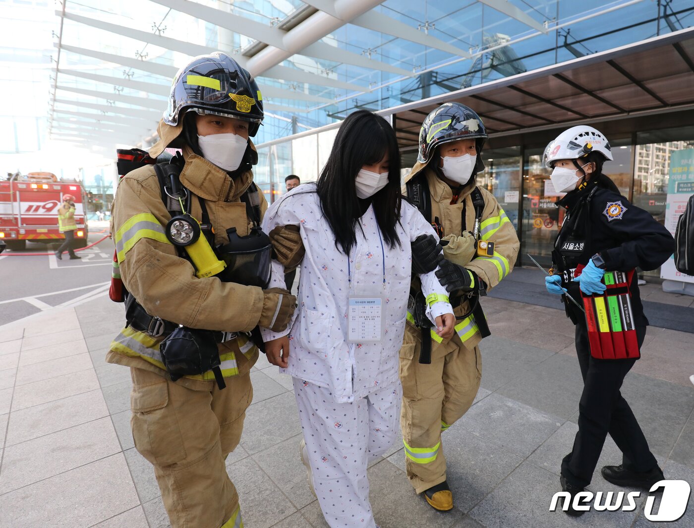 본문 이미지 - 23일 오후 서울 중랑구 서울의료원에서 열린 '재난대응 안전한국훈련'에서 소방대원들이 인명구조 훈련을 하고 있다. 2022.11.23/뉴스1 ⓒ News1 송원영 기자