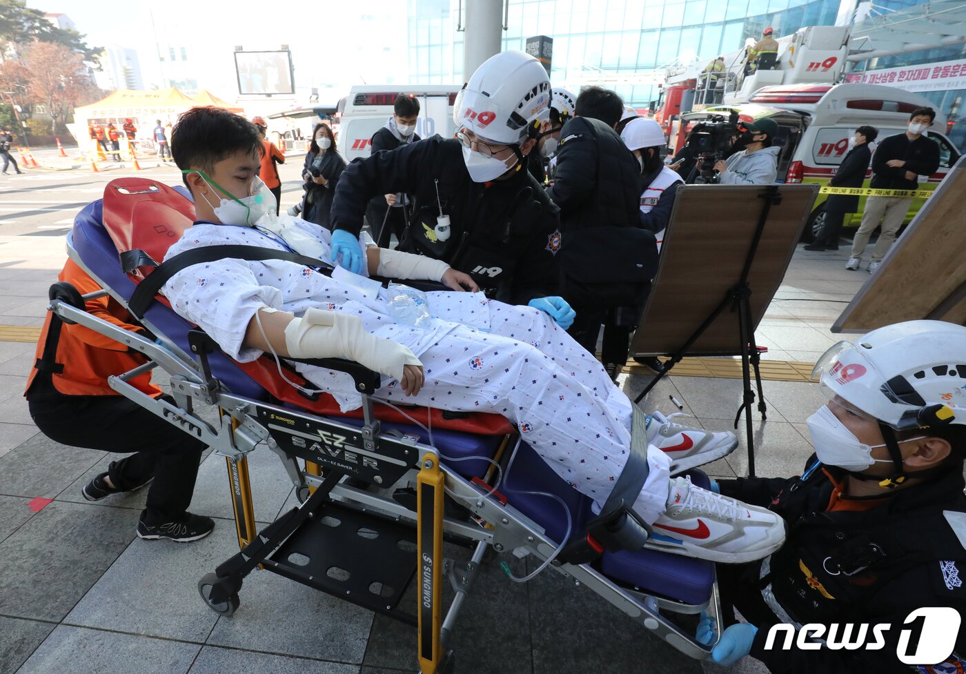 본문 이미지 - 23일 오후 서울 중랑구 서울의료원에서 열린 '재난대응 안전한국훈련'에서 소방대원들이 인명구조 훈련을 하고 있다. 2022.11.23/뉴스1 ⓒ News1 송원영 기자