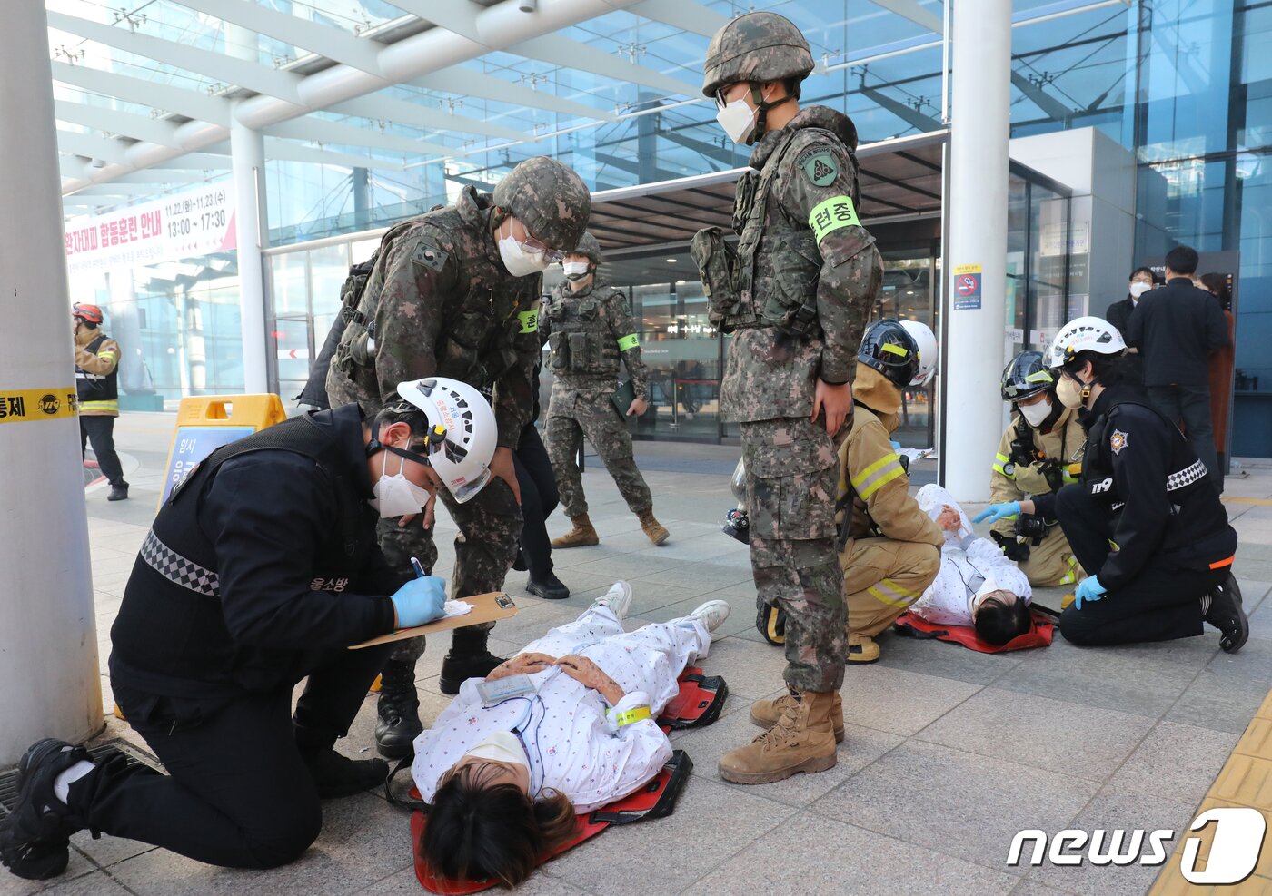 본문 이미지 - 23일 오후 서울 중랑구 서울의료원에서 열린 '재난대응 안전한국훈련'에서 소방대원들과 군 장병이 인명구조 훈련을 하고 있다. 2022.11.23/뉴스1 ⓒ News1 송원영 기자