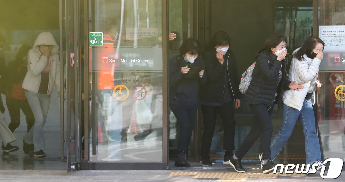 본문 이미지 - 23일 오후 서울 중랑구 서울의료원에서 열린 '재난대응 안전한국훈련'에서 참석자들이 화재대응 훈련을 하고 있다. 2022.11.23/뉴스1 ⓒ News1 송원영 기자