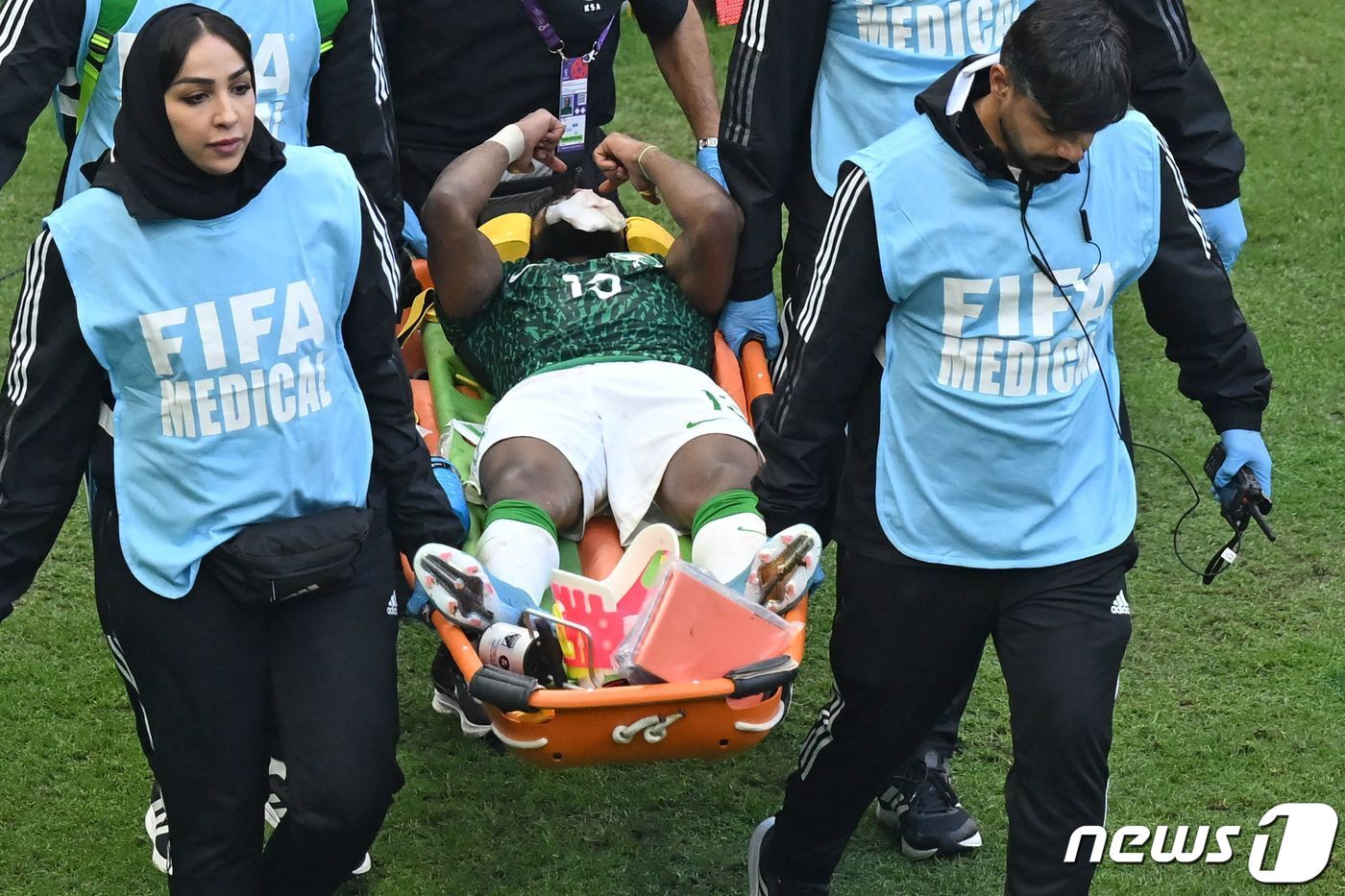 본문 이미지 - 2022 FIFA 카타르 월드컵 조별리그 아르헨티나전에서 들것에 실려 나간 사우디아라비아 수비수 야세르 알샤흐라니. ⓒ AFP=뉴스1