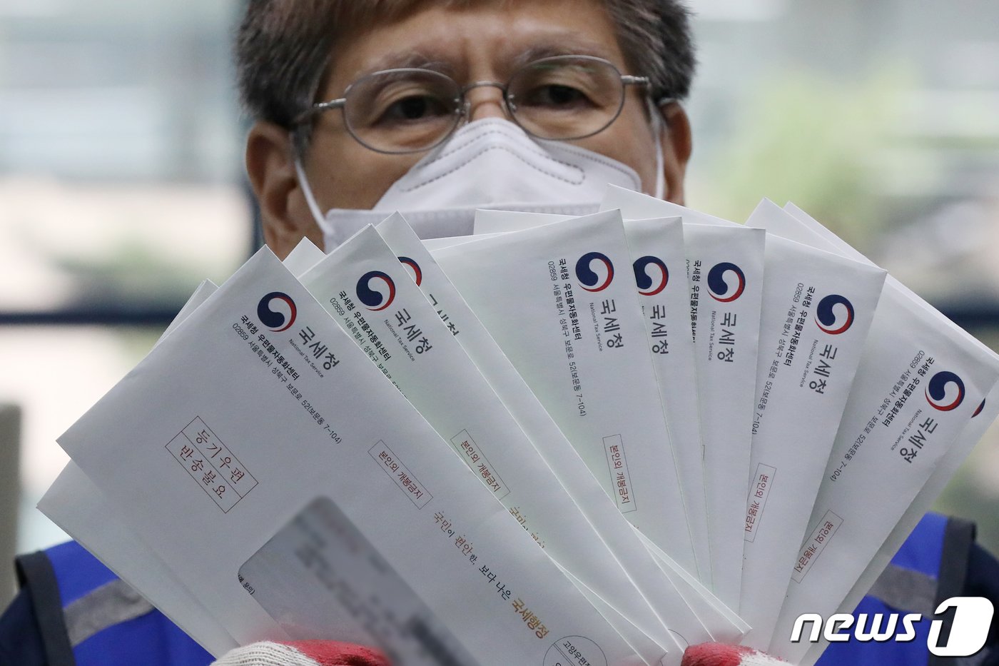 본문 이미지 - 서울 강남구 강남우체국에서 집배원들이 종합부동산세 고지서를 분류하고 있다.  2022.11.23/뉴스1 ⓒ News1 민경석 기자