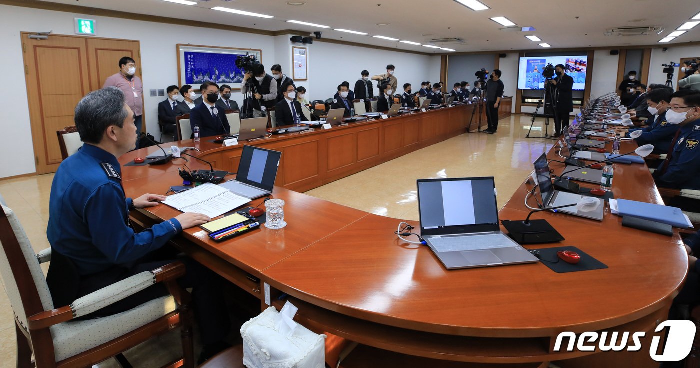 윤희근 경찰청장이 23일 오후 서울 서대문구 경찰청에서 화물연대 파업 관련 지휘부 회의를 주재하고 있다. 2022.11.23/뉴스1 ⓒ News1 구윤성 기자