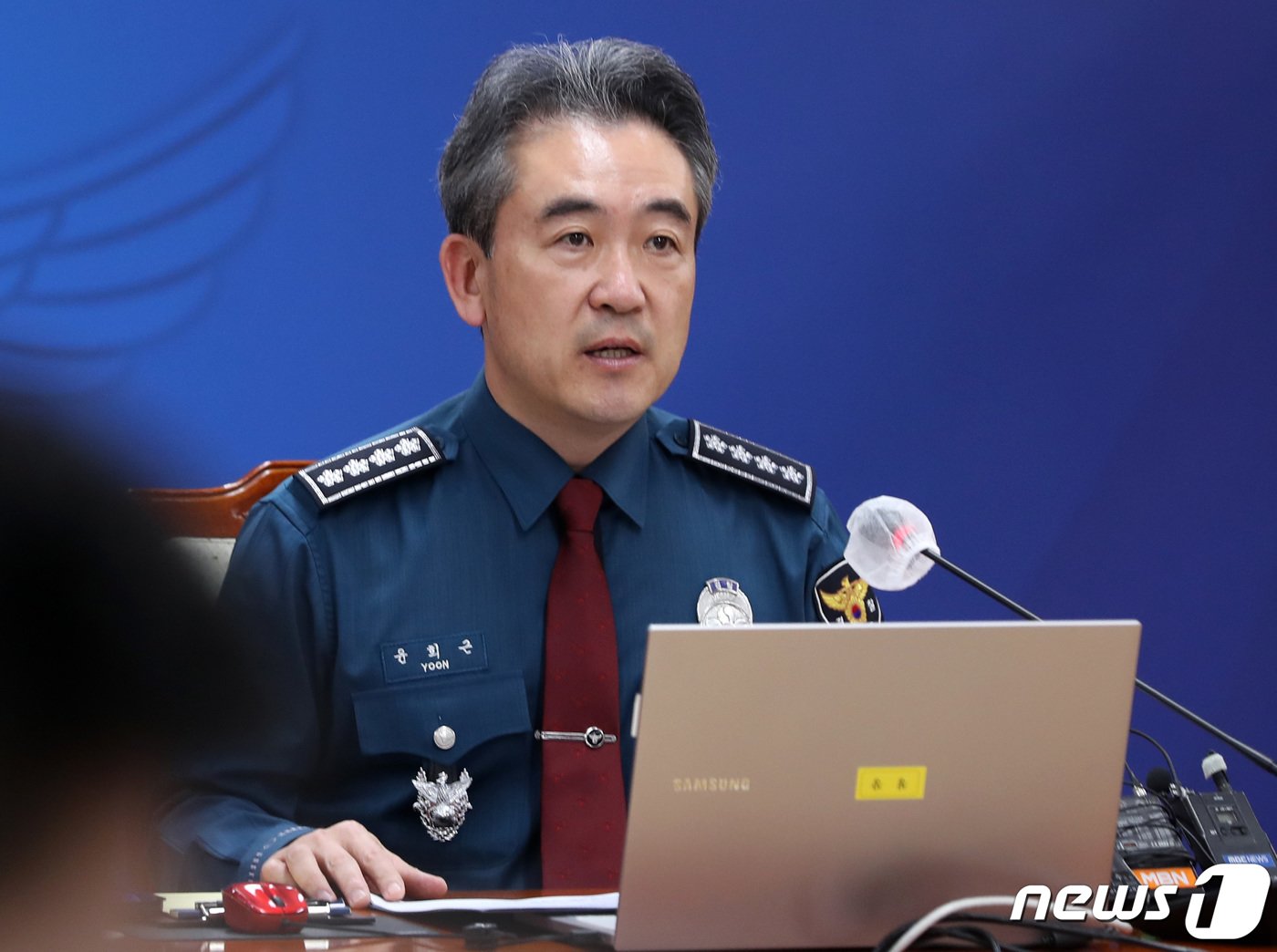 본문 이미지 - 윤희근 경찰청장이 23일 오후 서울 서대문구 경찰청에서 화물연대 파업 관련 지휘부 회의를 주재하고 있다. 2022.11.23/뉴스1 ⓒ News1 구윤성 기자