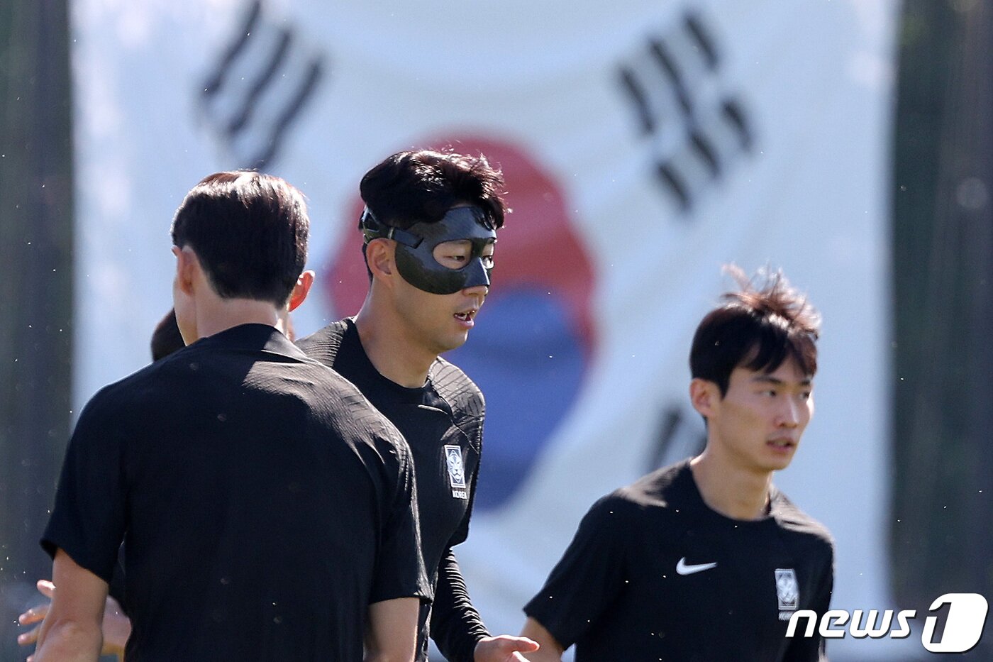 본문 이미지 - 파울루 벤투 감독이 이끄는 대한민국 축구대표팀의 주장 손흥민이 23일 오후&#40;현지시간&#41; 카타르 도하 알에글라 트레이닝센터에서 훈련을 하고 있다. 2022.11.23/뉴스1 ⓒ News1 이동해 기자