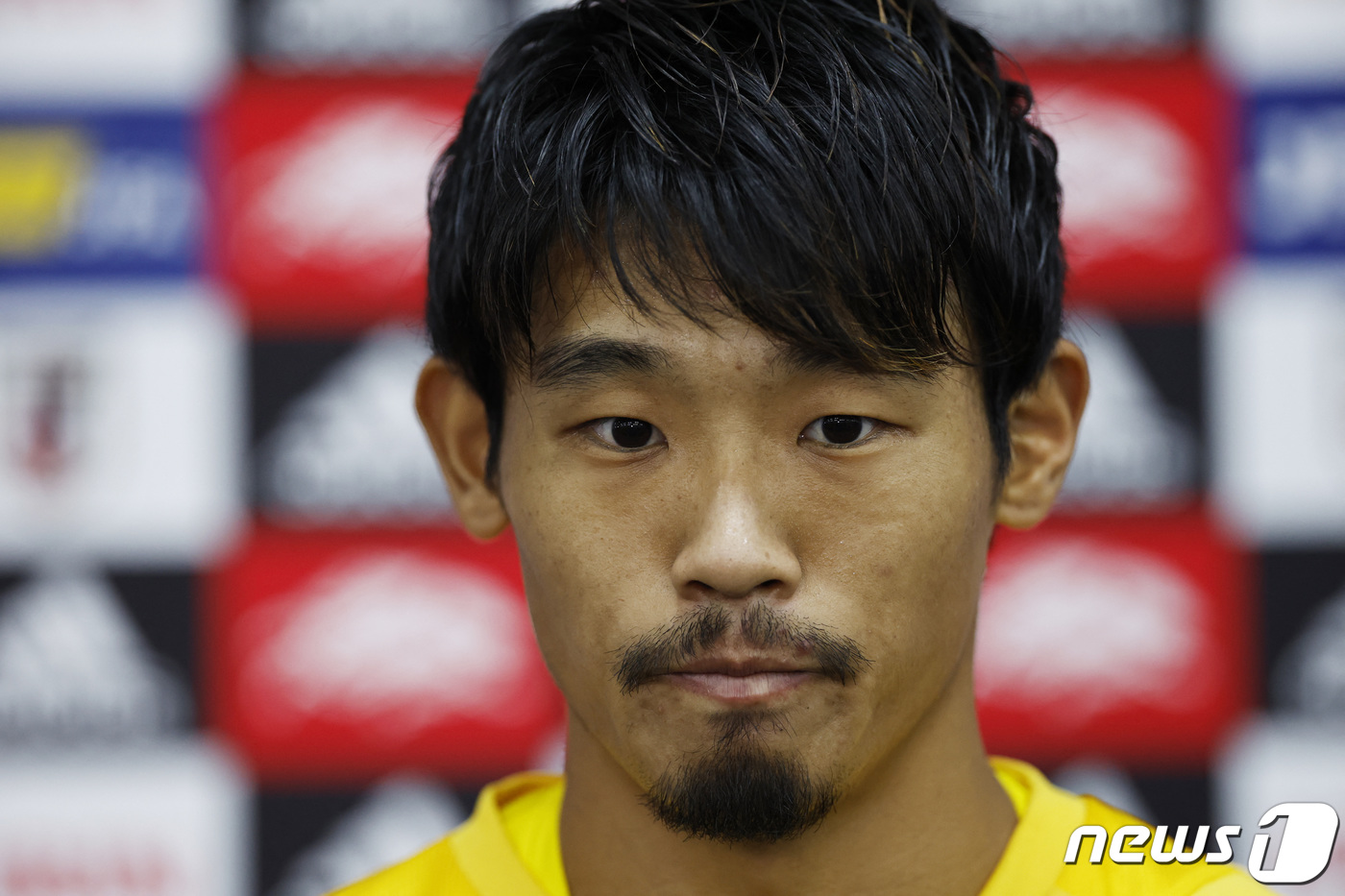(도하 로이터=뉴스1) 이유진 기자 = 23일 밤10시 독일과 일본의 2022 카타르 월드컵 E조 1차전을 앞두고 기자회견에 참석한 일본 대표팀 모리타 히데마사(리스본) 선수가 귀 …
