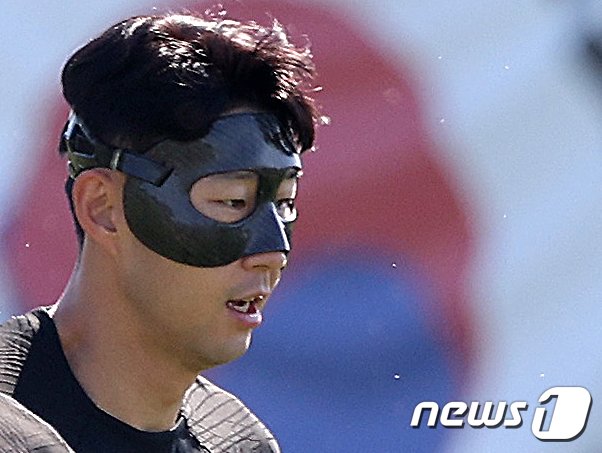 본문 이미지 - 파울루 벤투 감독이 이끄는 대한민국 축구대표팀의 주장 손흥민이 23일 오후&#40;현지시간&#41; 카타르 도하 알에글라 트레이닝센터에서 훈련을 하고 있다. 2022.11.23/뉴스1 ⓒ News1 이동해 기자