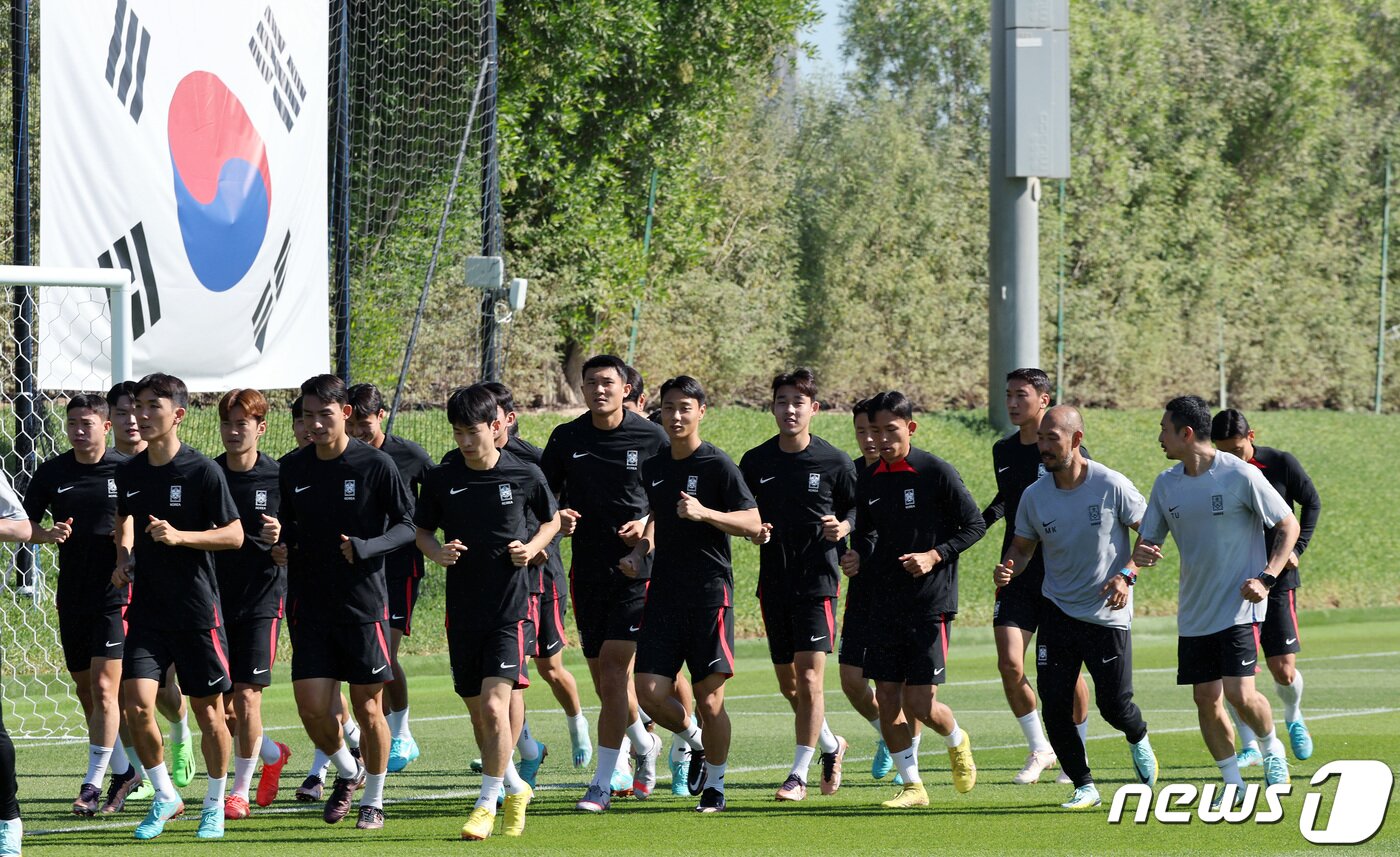 본문 이미지 - 파울루 벤투 감독이 이끄는 대한민국 축구대표팀이 23일 오후&#40;현지시간&#41; 카타르 도하 알에글라 트레이닝센터에서 훈련을 하고 있다. 2022.11.23/뉴스1 ⓒ News1 이동해 기자