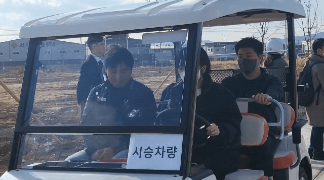 본문 이미지 - 23일 대동 S-팩토리에서 골프카트를 시승하는 모습 ⓒ News1 신윤하 기자