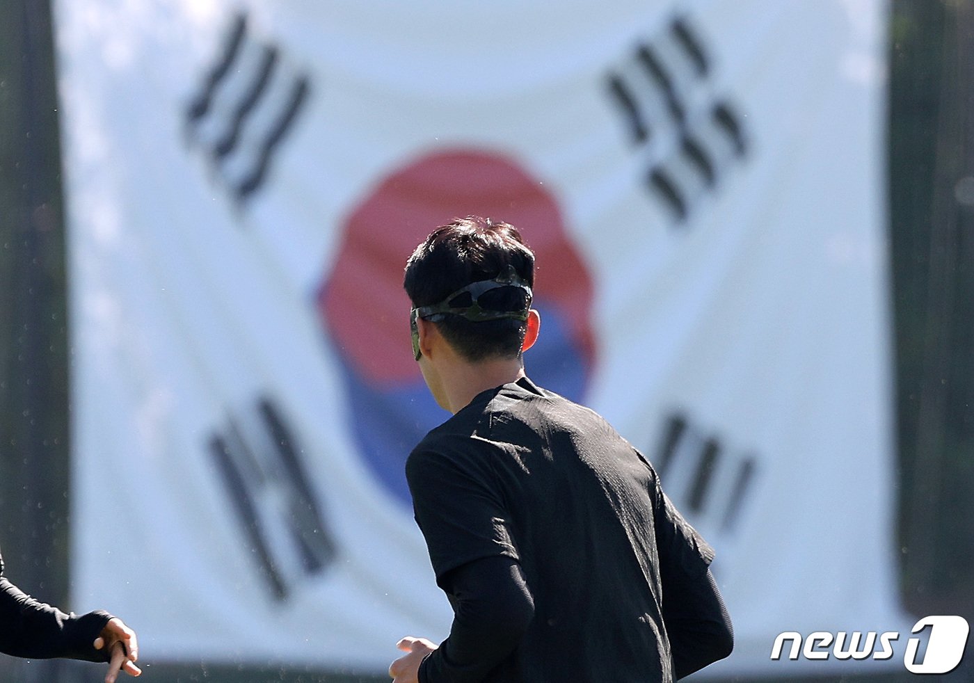 파울루 벤투 감독이 이끄는 대한민국 축구대표팀의 주장 손흥민이 23일 오후&#40;현지시간&#41; 카타르 도하 알에글라 트레이닝센터에서 훈련을 하고 있다. 2022.11.23/뉴스1 ⓒ News1 이동해 기자