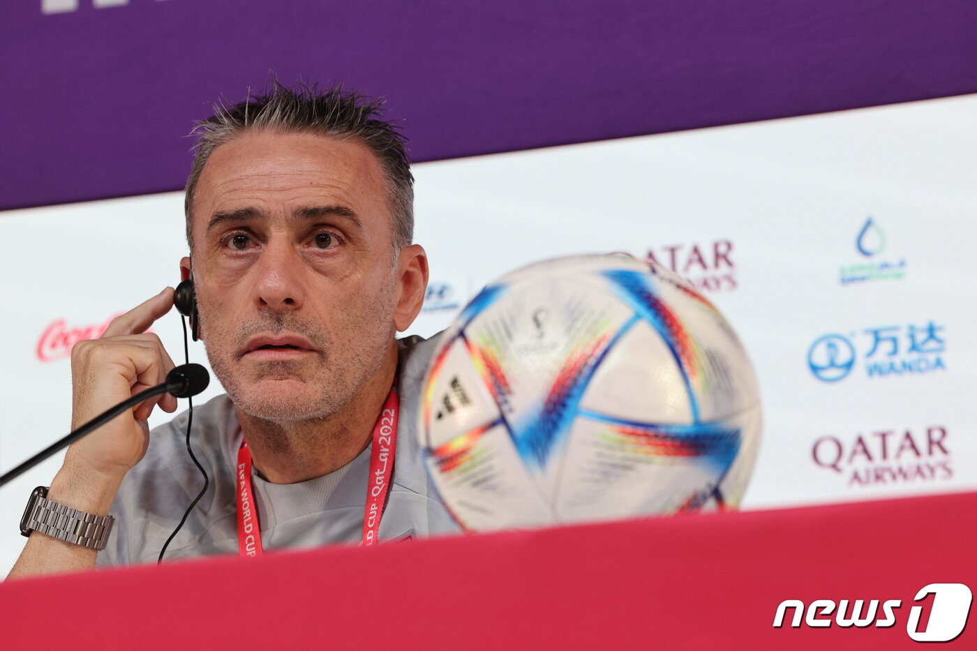 본문 이미지 - 파울루 벤투 대한민국 축구대표팀 감독이 2022 카타르 월드컵 조별리그 H조 1차전 우루과이와의 경기를 하루 앞둔 23일 오전&#40;현지시간&#41; 카타르 알라이얀의 메인프레스센터에서 기자회견을 하고 있다. 2022.11.23/뉴스1 ⓒ News1 이광호 기자