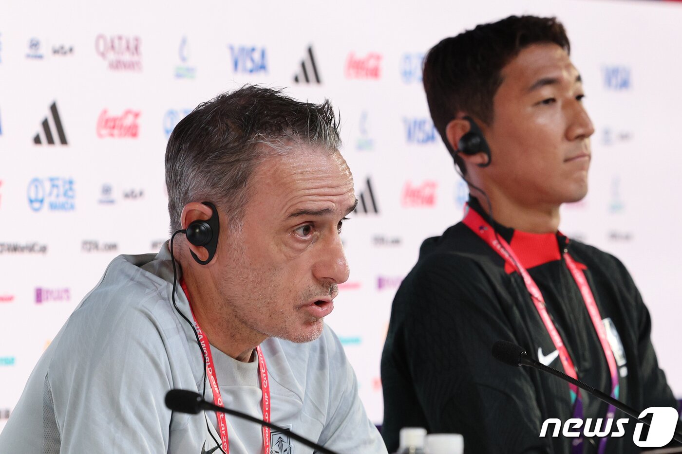 본문 이미지 - 파울루 벤투 대한민국 축구대표팀 감독과 정우영이 2022 카타르 월드컵 조별리그 H조 1차전 우루과이와의 경기를 하루 앞둔 23일 오전(현지시간) 카타르 알라이얀의 메인프레스센터에서 기자회견을 하고 있다. 2022.11.23/뉴스1 ⓒ News1 이광호 기자