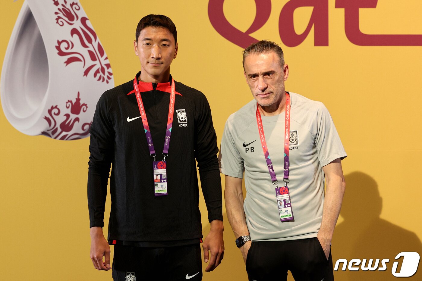 본문 이미지 - 파울루 벤투 대한민국 축구대표팀 감독과 정우영이 2022 카타르 월드컵 조별리그 H조 1차전 우루과이와의 경기를 하루 앞둔 23일(현지시간) 카타르 알라이얀의 메인프레스센터에서 열린 기자회견에 참석하고 있다. 2022.11.23/뉴스1 ⓒ News1 이광호 기자