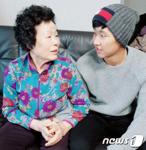 본문 이미지 - 이강인 월드컵 국가대표팀 선수와 외할머니 김영례씨(88)가 손을 맞잡고 있다.(김영례씨 제공)/뉴스1