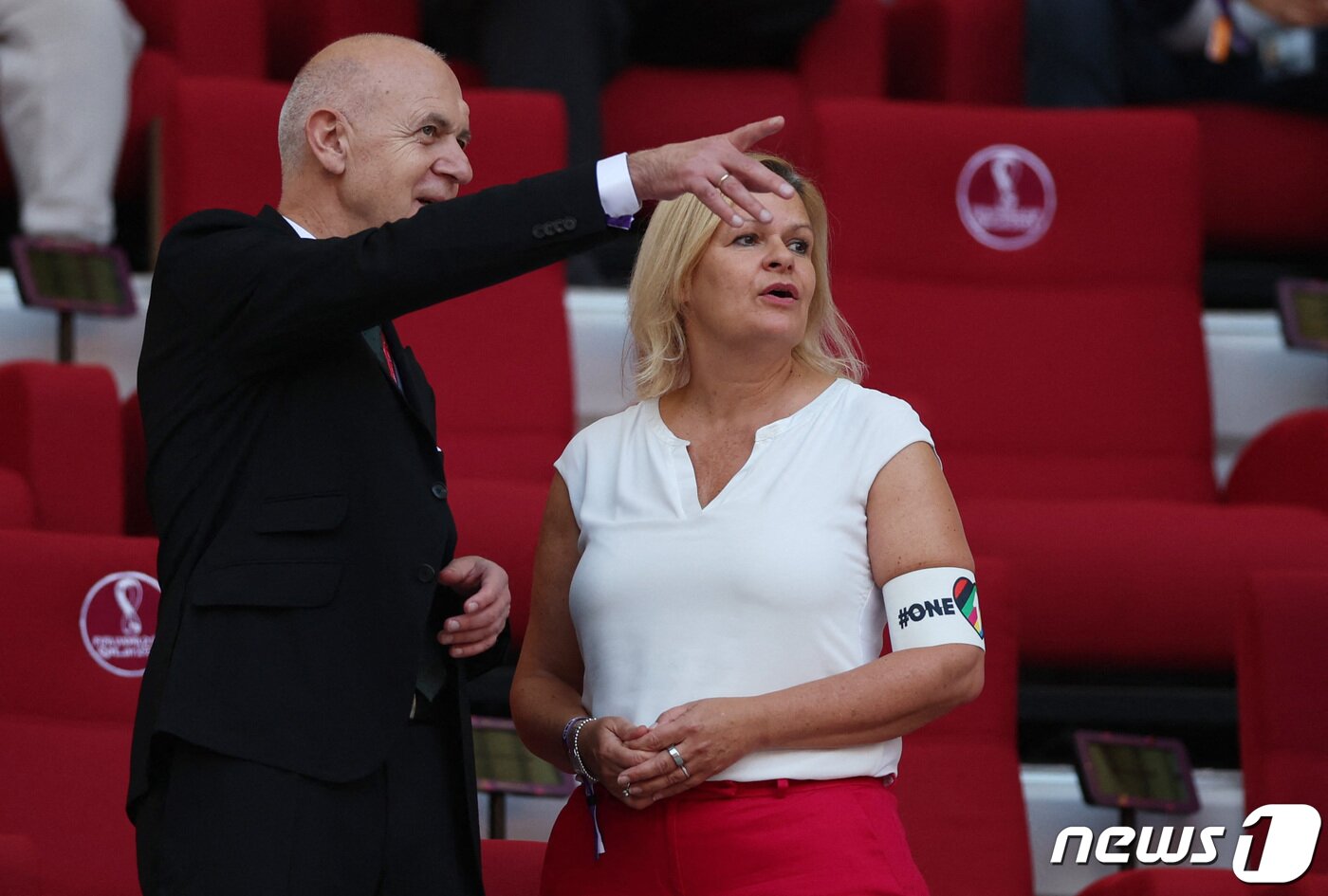 본문 이미지 - 낸시 패저 독일 내무장관(오른쪽)이 23일(현지시간) One love가 적힌 '무지개 완장'을 차고 독일축구협회(DFB)의 베른트 노이엔도르프 회장(왼쪽)과 함께 2022카타르월드컵 조별리그 1차전 경기 전 함께 서 있다. 2022.11.23/뉴스1 ⓒ 로이터=뉴스1 ⓒ News1 김민수 기자