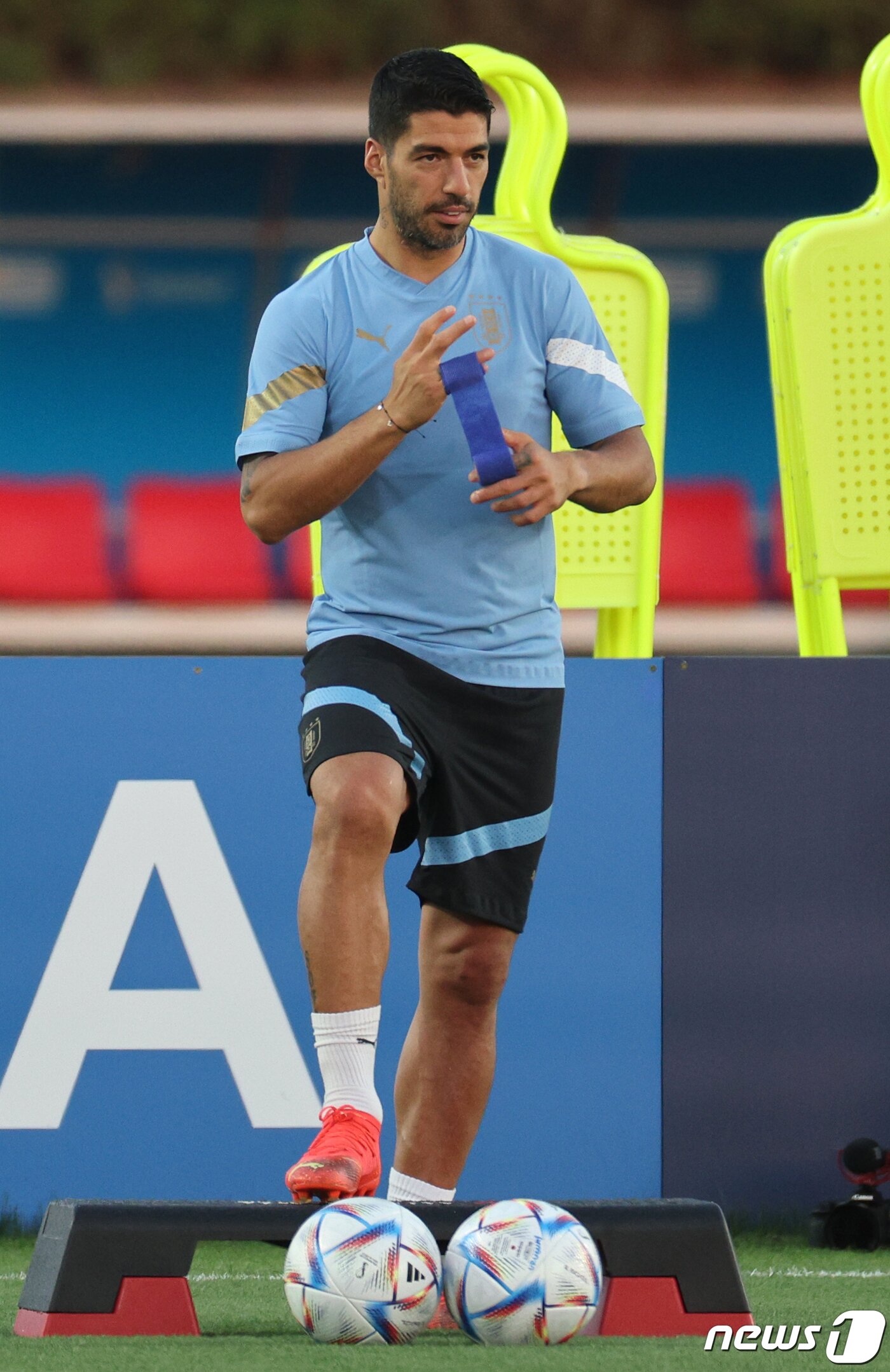 본문 이미지 - 우루과이 축구대표팀 루이스 수아레스가 2022 카타르 월드컵 조별리그 H조 1차전 한국과의 경기를 하루 앞둔 23일 오후(현지시간) 카타르 도하 알 에르살 트레이닝센터에서 훈련준비를 하고 있다. 2022.11.23/뉴스1 ⓒ News1 이광호 기자
