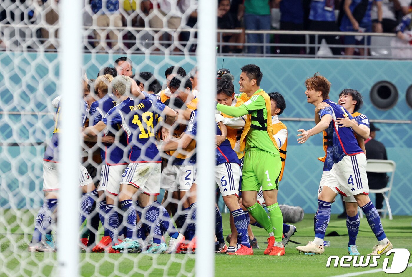 본문 이미지 - 23일(현지시간) 오후 알라이얀의 할리파 인터내셔널 스타디움에서 열린 2022 카타르 월드컵 E조 일본과 독일의 경기 후반전에서 일본 도안이 동점골을 넣은 뒤 환호하고 있다. 2022.11.23/뉴스1 ⓒ News1 이동해 기자