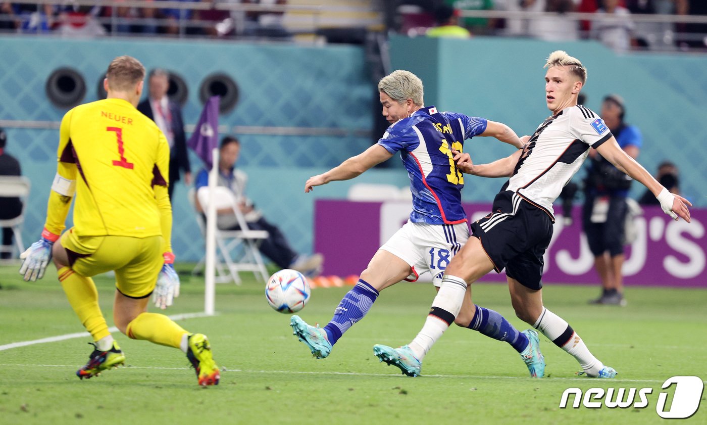 본문 이미지 - 23일&#40;현지시간&#41; 오후 알라이얀의 할리파 인터내셔널 스타디움에서 열린 2022 카타르 월드컵 E조 일본과 독일의 경기 후반전에서 일본 타쿠마가 역전골을 넣고 있다. 2022.11.23/뉴스1 ⓒ News1 이동해 기자