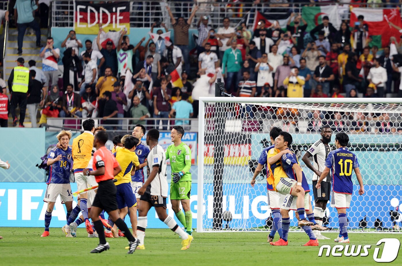 본문 이미지 - 23일(현지시간) 오후 알라이얀의 할리파 인터내셔널 스타디움에서 열린 2022 카타르 월드컵 E조 일본과 독일의 경기에서 2대1 역전승을 거둔 일본 선수들이 기쁨을 나누고 있다. 2022.11.24/뉴스1 ⓒ News1 이동해 기자