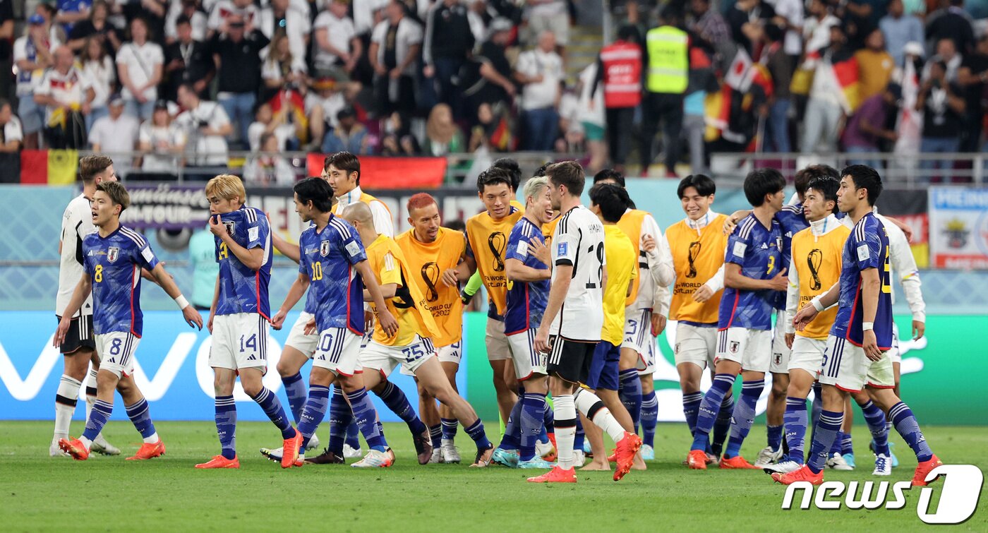 본문 이미지 - 23일(현지시간) 오후 알라이얀의 할리파 인터내셔널 스타디움에서 열린 2022 카타르 월드컵 E조 일본과 독일의 경기에서 2대1 역전승을 거둔 일본 선수들이 기쁨을 나누고 있다. 2022.11.24/뉴스1 ⓒ News1 이동해 기자