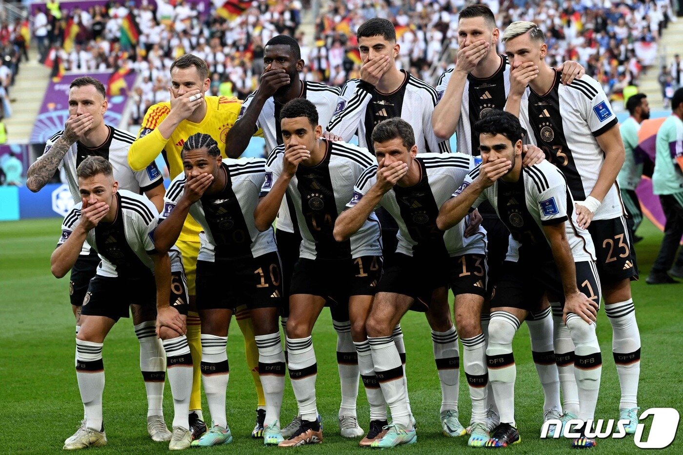 본문 이미지 - 23일(현지시간) 독일 대표팀이 카타르 알리이얀 칼리파 인터내셔널 스타디움에서 열린 2022 카타르 월드컵 조별리그 1차전 시작 전 입을 가리고 팀 사진을 찍었다. 원 러브(One Love) 완장 착용을 금지하는 것은 입을 막는 것과 같다는 항의를 표시하기 위해서다. 22.11.23 ⓒ AFP=뉴스1 ⓒ News1 김예슬 기자