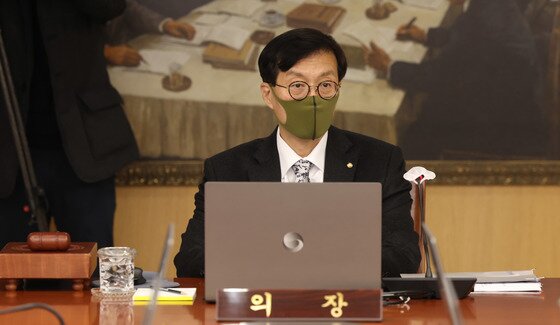 본문 이미지 - 이창용 한국은행 총재가 11월24일 오전 서울 중구 세종대로 한국은행에서 열린 금융통화위원회 회의에 참석해 있다. 한은 금융통화위원회(금통위)는 이날 연 3.00%였던 기준금리를 3.25%로 0.25%포인트(p) 인상했다. 2022.11.24/뉴스1 ⓒ News1 사진공동취재단