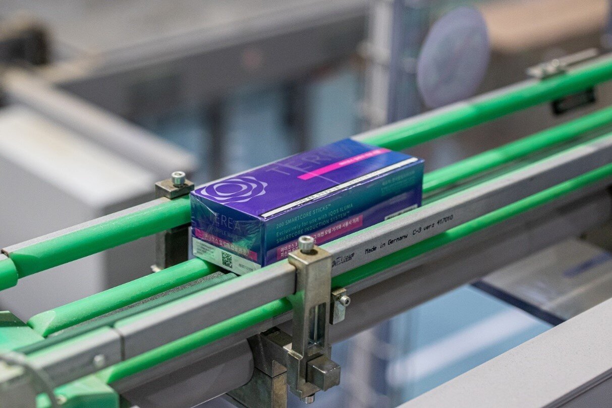 본문 이미지 -  테리아 패커 장비 공정에서 보루 단위로 포장된 모습.(한국필립모리스 제공)