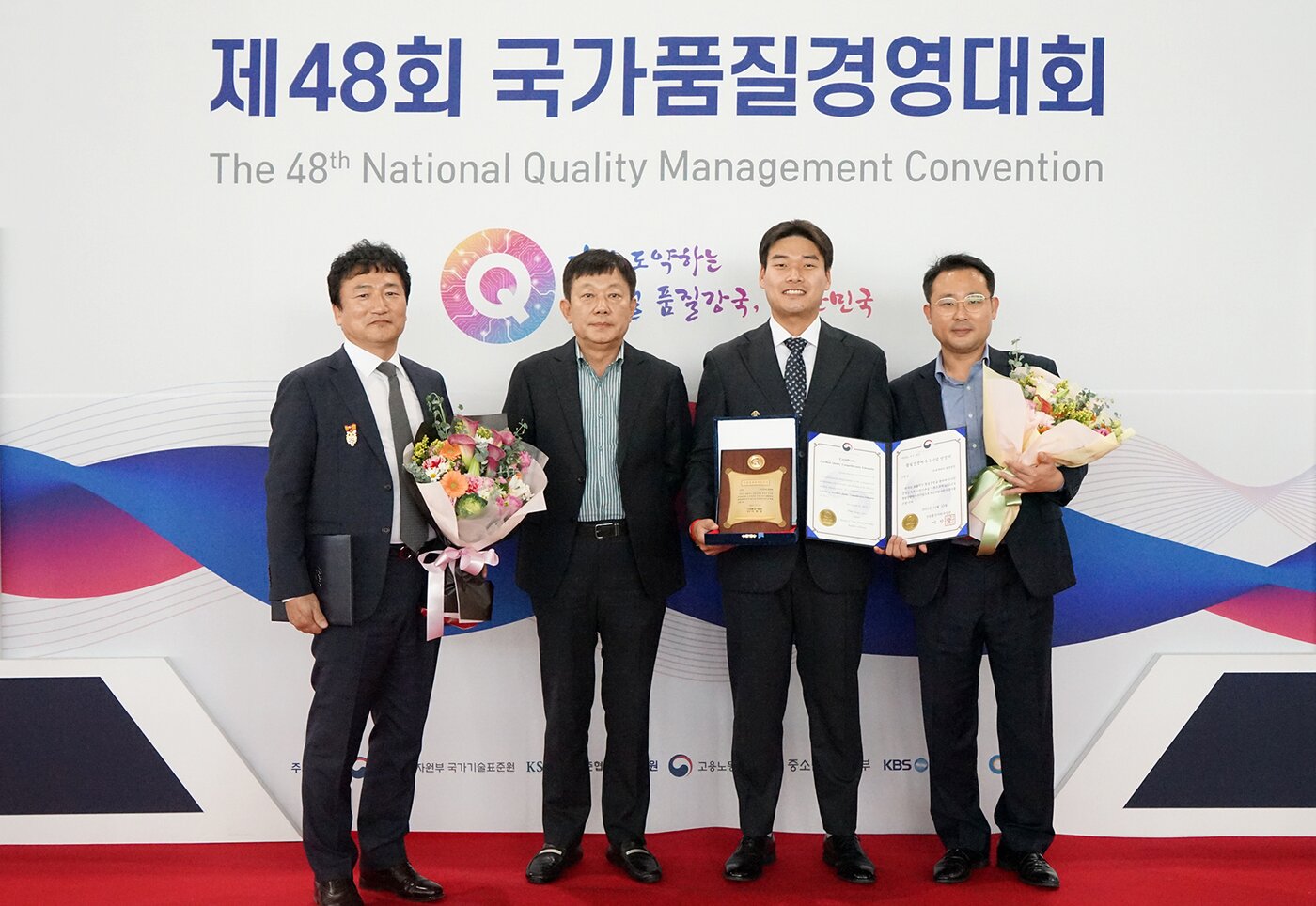 본문 이미지 - 이영수 귀뚜라미범양냉방 대표(왼쪽 두번째)가 기념사진을 찍고 있다. (귀뚜라미그룹 제공)