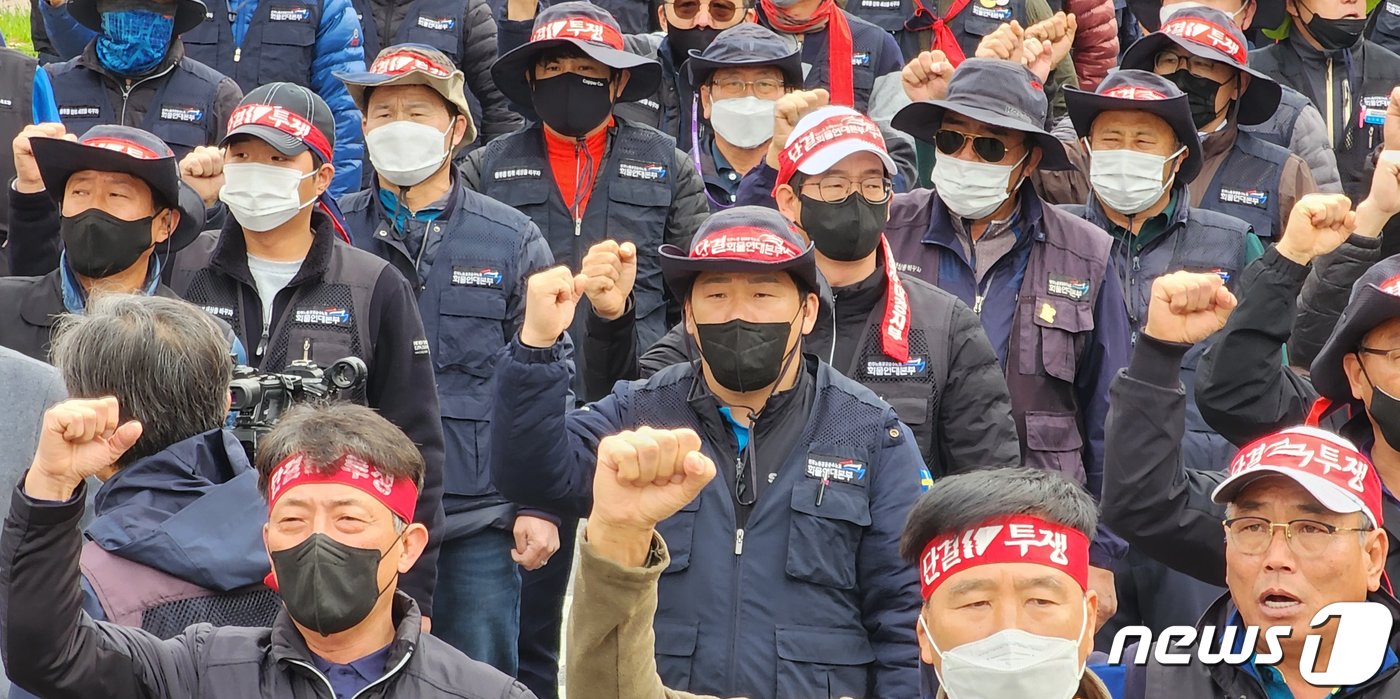 24일 경북 구미시청앞 도로에서 열린 민주노총 공공운수노조 화물연대 대구경북본부 총파업 출정식에 참여한 조합원들이 구호를 외치고 있다. 김동수 대구경북지역본부장은 &#34;안전운임제 일몰제 폐지와 적용 차종·품목 확대 등을 요구하며, 관련법안이 국회에 통과될때까지 무기한 파업을 한다＂고 밝혔다. 2022.11.24/뉴스1 ⓒ News1 정우용 기자