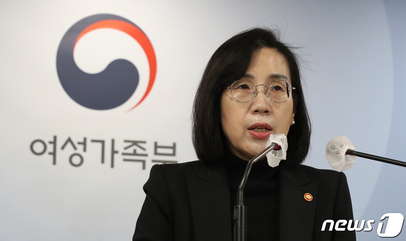 본문 이미지 - 김현숙 여성가족부 장관이 24일 서울 종로구 정부서울청사 브리핑룸에서 고위기 청소년 지원 강화 방안 브리핑을 하고 있다. 2022.11.24/뉴스1 ⓒ News1 박지혜 기자