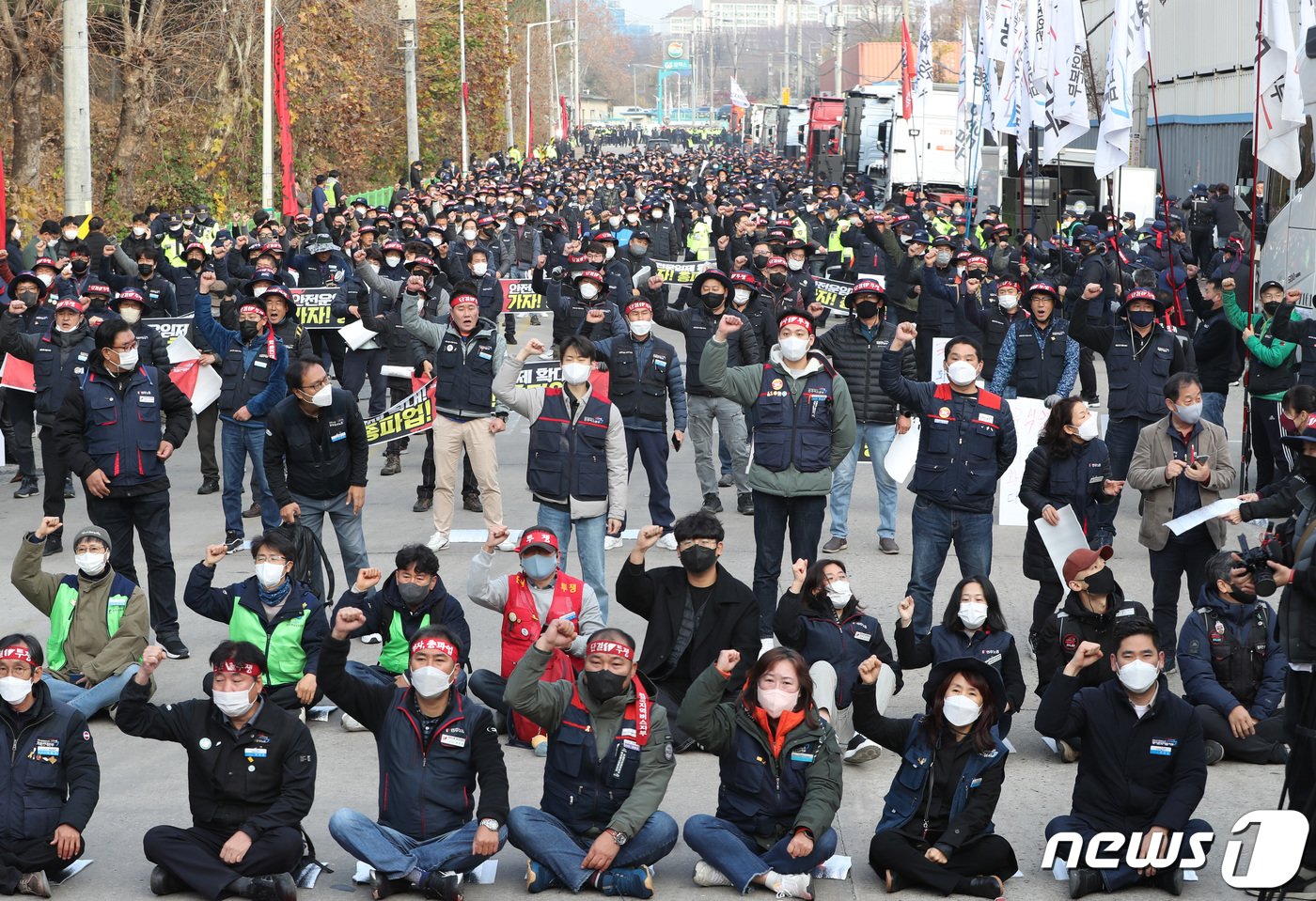 민주노총 공공운수노조 화물연대본부가 무기한 총파업에 돌입한 24일 오전 경기 의왕시 의왕ICD 오거리에서 열린 화물연대 총파업 출정식에서 민주노총 화물연대 소속 노조원들이 안전운임제 확대를 요구하며 구호를 외치고 있다. 2022.11.24/뉴스1 ⓒ News1 김영운 기자