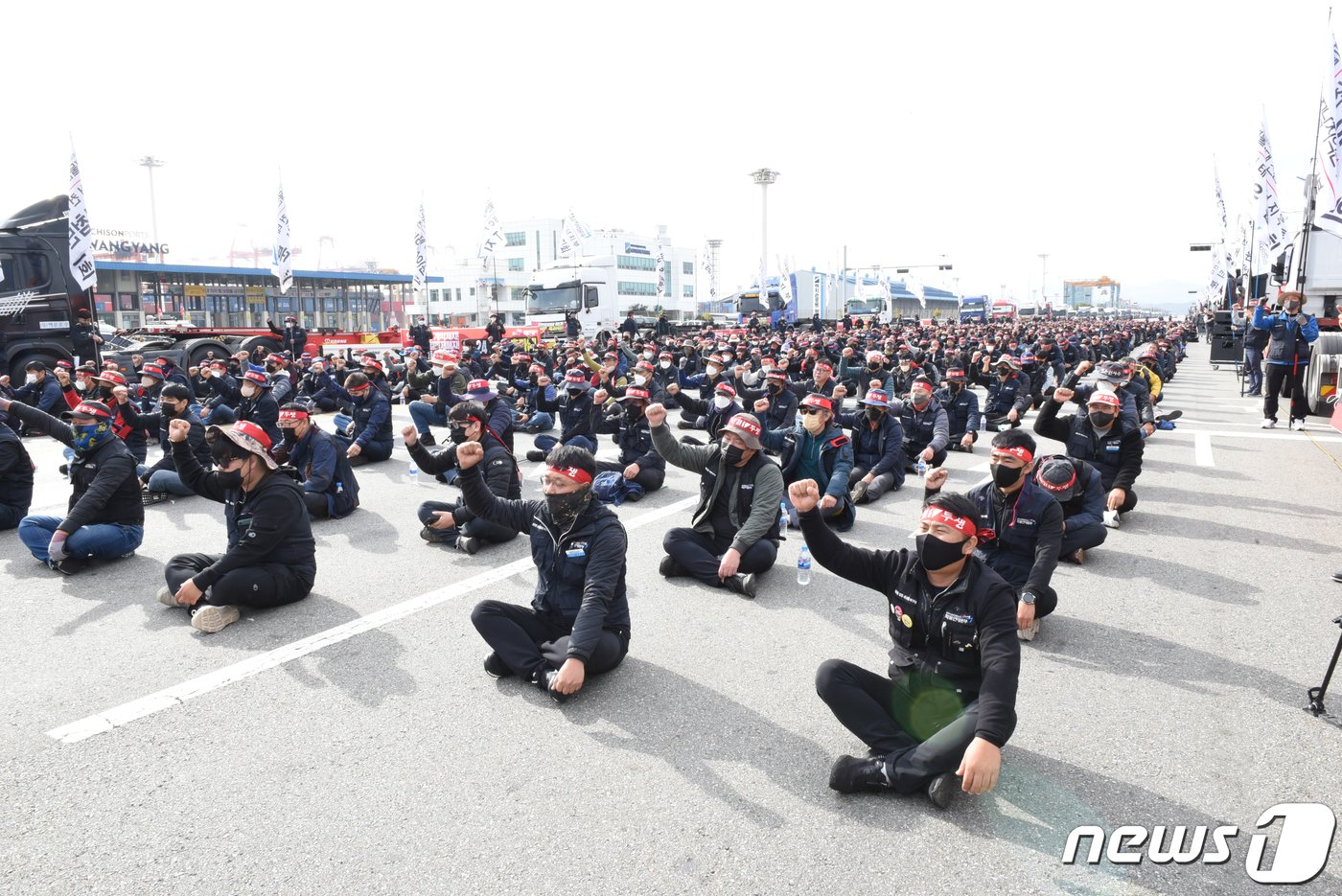 전국민주노동조합총연맹 공공운수노조 화물연대 총파업 첫날인 24일 오전 전남 광양시 광양항에서 화물연대 전남본부 조합원들이 출정식을 갖고 있다. 2022.11.24/뉴스1 ⓒ News1