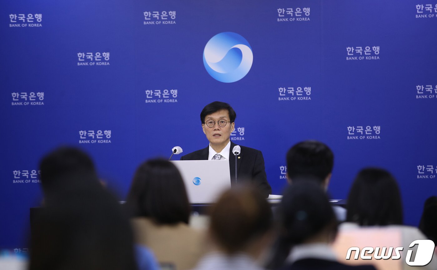 본문 이미지 - 이창용 한국은행 총재가 통화정책방향 기자 간담회를 열고 있다. 2022.11.24/뉴스1