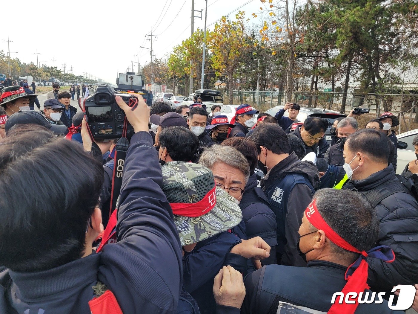 민주노총 전국공공운수노동조합 화물연대 전북본부는 24일 오전 10시께 전북 군산시 군산항 5부두 앞에서 출정식을 열고 총파업에 돌입했다. 이 과정에서 경찰이 화물적재함에 사람을 태운 운전자에게 범칙금을 부과하자 노조원 일부가 거칠게 항의하기도 했다.2022.11.24/뉴스1 이지선기자