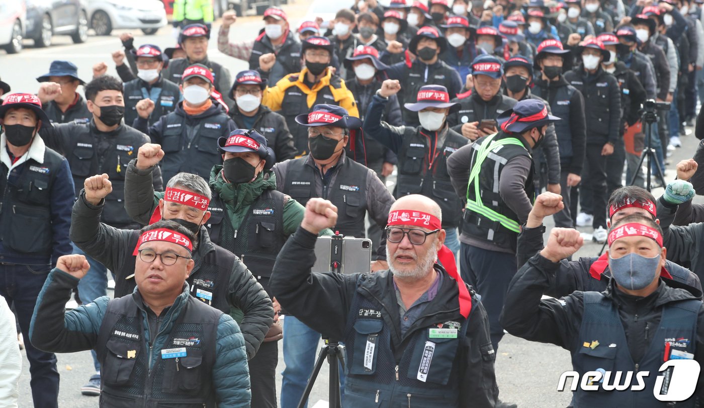 민주노총 공공운수노조화물연대가 총파업에 돌입한 24일 대전 대덕우체국네거리에서 열린 출정식에서 대전지부조합원들이 구호를 외치고 있다. 2022.11.24/뉴스1 ⓒ News1 김기태 기자