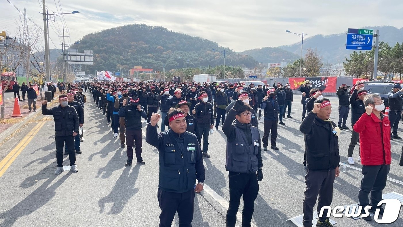 민주노총 공공운수노조 화물연대 경남본부가 24일 오전 11시 경남 창원시 마산합포구 가포신항 앞에서 총파업 출정식을 하고 있다.2022.11.24/뉴스1 강정태 기자