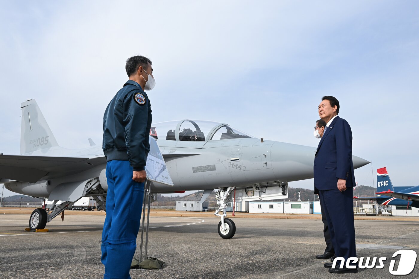 본문 이미지 - 윤석열 대통령이 24일 경남 사천 한국항공우주산업(KAI)을 방문해 FA-50 전투기를 참관하고 있다. (대통령실 제공) 2022.11.24/뉴스1 ⓒ News1 오대일 기자