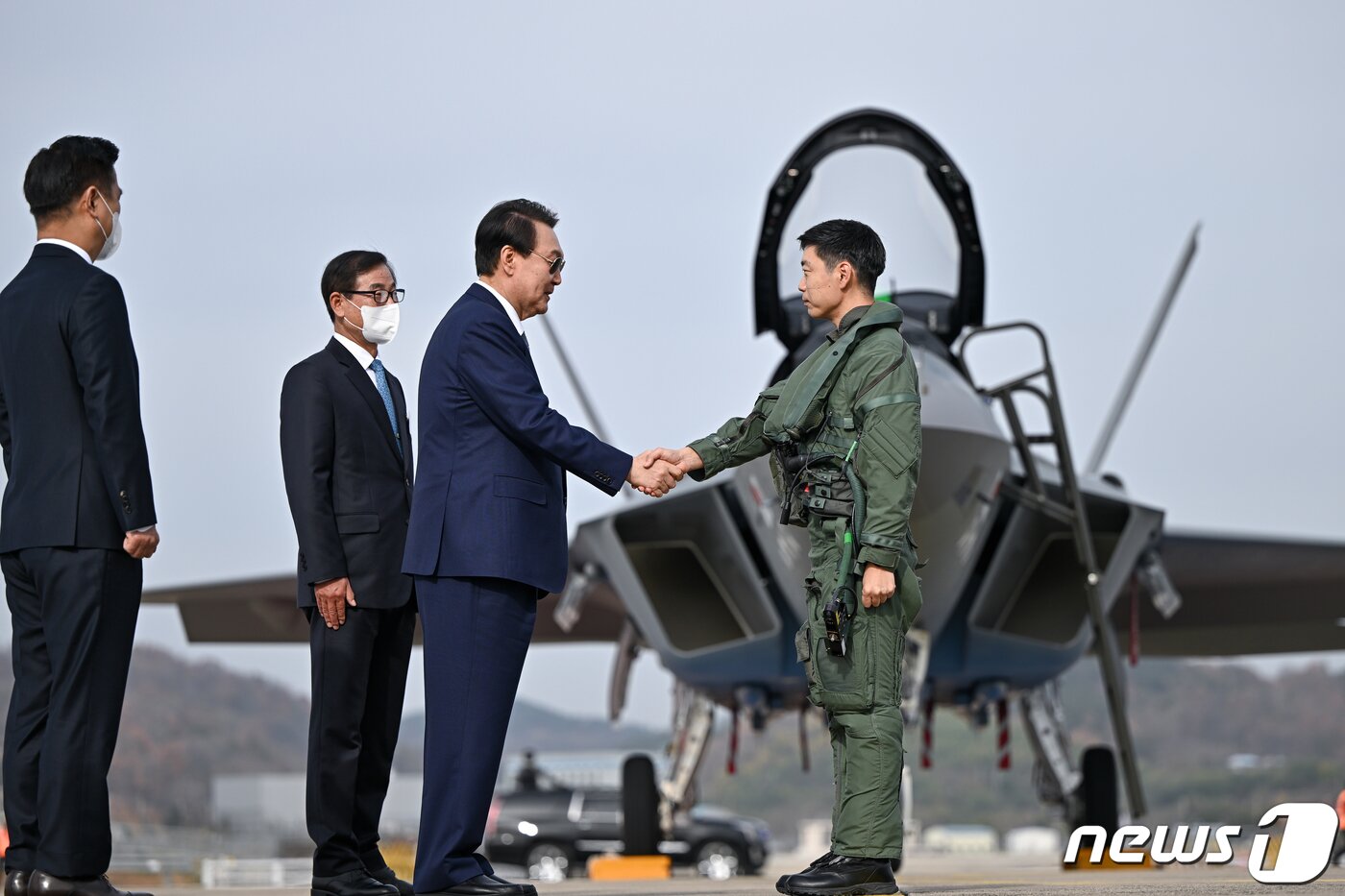 본문 이미지 - 윤석열 대통령이 24일 경남 사천시 한국항공우주산업(KAI)을 방문해 국산 초음속 전투기 KF-21 시범비행을 지켜본 후 조종사인 이진욱 중령을 격려하고 있다. (대통령실 제공) 2022.11.24/뉴스1 ⓒ News1 오대일 기자