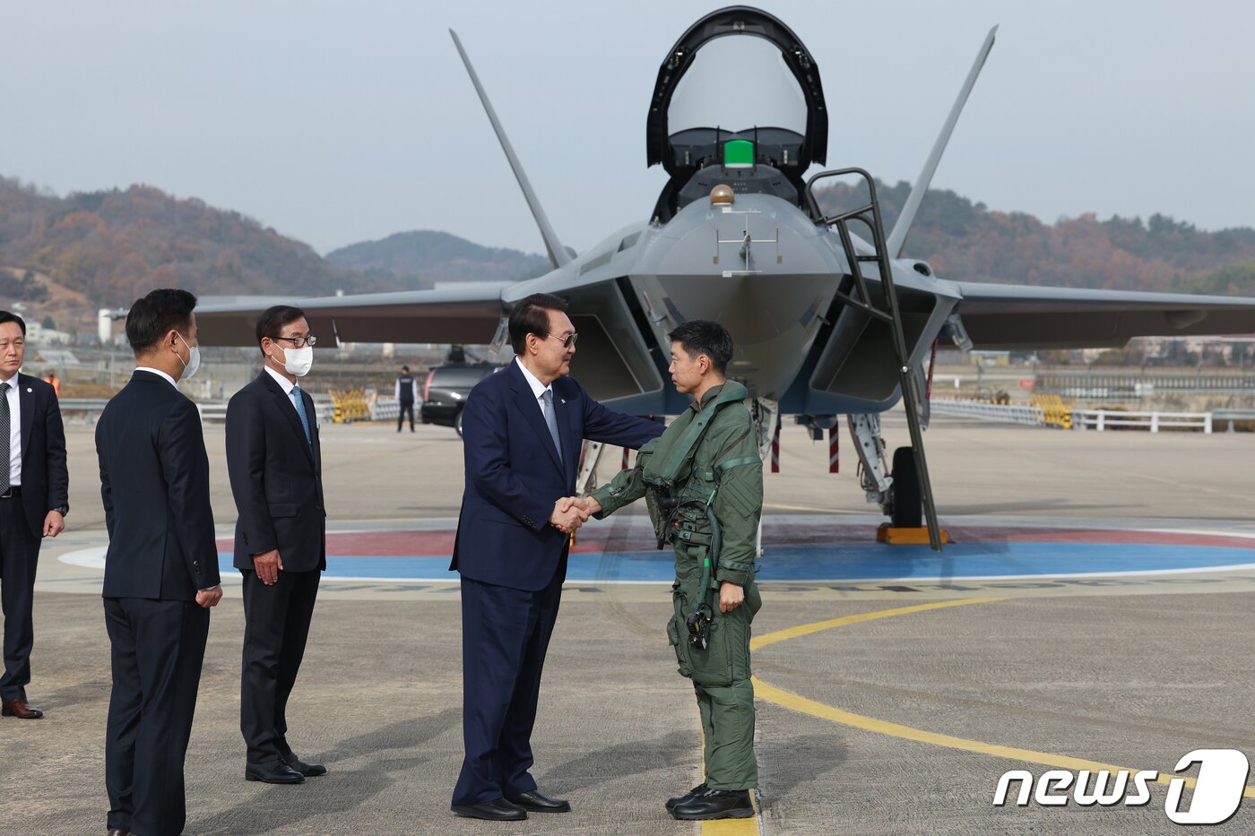 본문 이미지 - 윤석열 대통령이 24일 경남 사천시 한국항공우주산업(KAI)을 방문해 국산 초음속 전투기 KF-21 시범비행을 지켜본 후 조종사인 이진욱 중령을 격려하고 있다. (대통령실 제공) 2022.11.24/뉴스1 ⓒ News1 오대일 기자